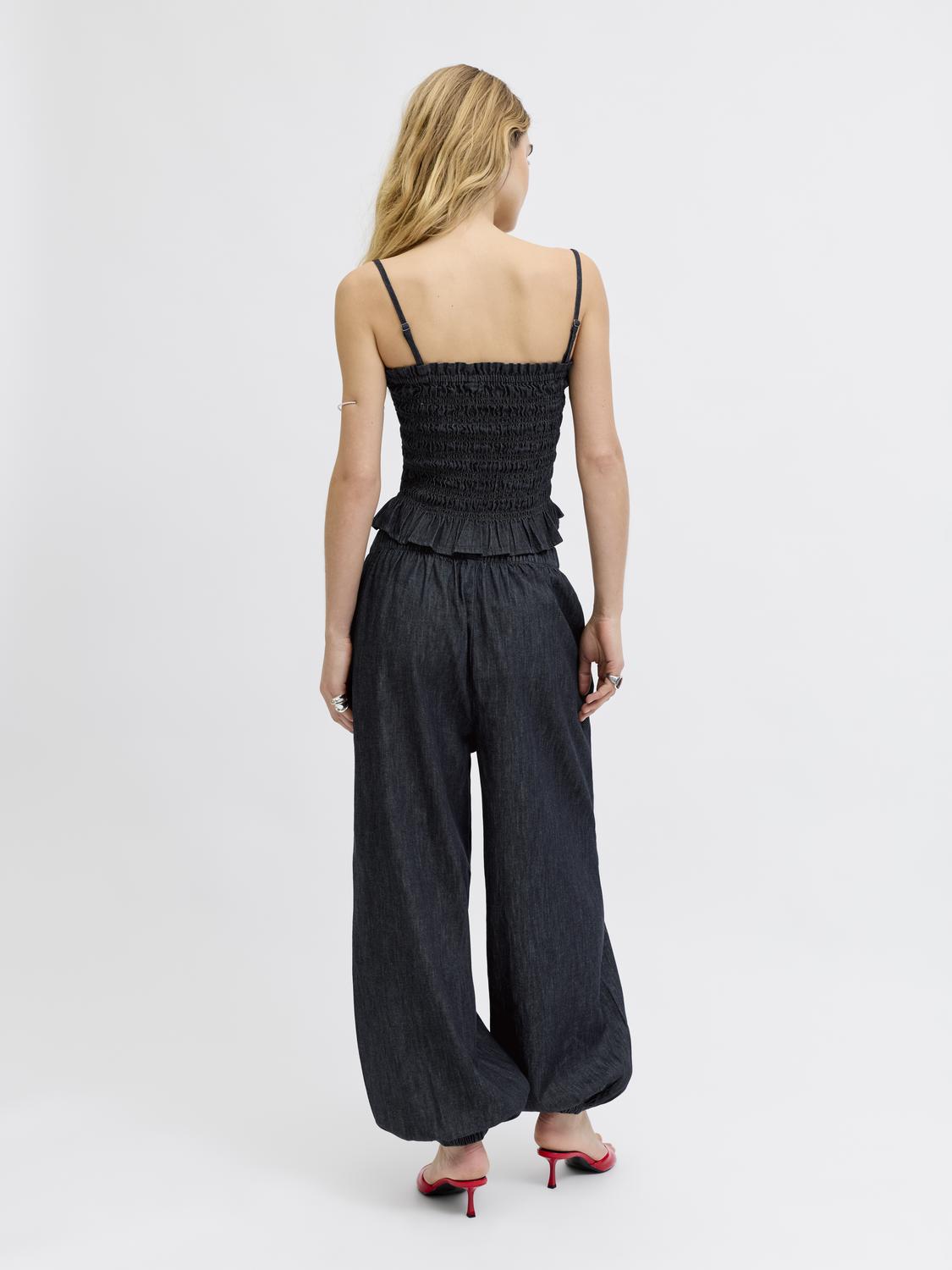 model_shot-back